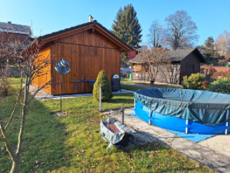 Freiwerdender Garten in der Sektion 1, Glögglweg 7, 4020 Linz des Kleingartenvereins Linz Ost  In der Sektion 1, Glögglweg 7 des Kleingartenvereins Linz Ost wird ein hochwertiger Kleingarten zur Übergabe frei.   Parzelle 4 430 m² Grundfläche, qualitativ hochwertig ausgeführtes und ausgestattetes Gartenhaus innerhalb der Anlage mit Nebengebäuden. Die Wertigkeit der Baulichkeiten und Kulturen drückt sich durch ein vorliegendes Schätzgutachten eines beeideten Sachverständigen über € 55.000,--aus. Mit diesem Schätzgutachten haben ÜbernehmerInnen die Sicherheit des realen Wertes.  Die ergänzende Ablöse für Garten-Accessoires, Einrichtung, Zubehör, Gartenwerkzeuge sind gesondert mit dem abgebenden Pächter zu vereinbaren.   